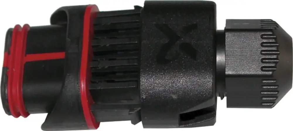 Schwarzer Kabel Gegenstecker mit roten Akzenten, passend für die Magna-Pumpe der Marke Wolf. Sichtbare Anschlüsse und Designstruktur für funktionalen Einsatz.